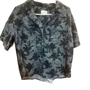 Universal Thread Women’s Black and White Floral Button Down Shirt